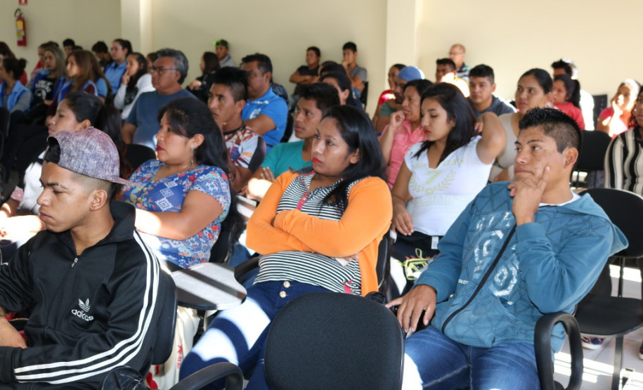A Secretaria da Educação do Paraná promove nesta quarta-feira (04) a aula inaugural do Curso de Formação de Docentes da Educação Infantil e Anos Iniciais do Ensino Fundamental na Modalidade Normal Bilíngue Kaingang/Guarani – Aproveitamento de Estudos. O curso está sendo ofertado no Centro Estadual de Educação Profissional (CEEP) de Manoel Ribas, região Central, onde estão matriculados 45 alunos da etnia Kaingang e 43 alunos da etnia Guarani.