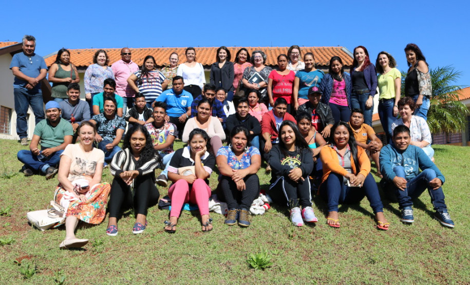A Secretaria da Educação do Paraná promove nesta quarta-feira (04) a aula inaugural do Curso de Formação de Docentes da Educação Infantil e Anos Iniciais do Ensino Fundamental na Modalidade Normal Bilíngue Kaingang/Guarani – Aproveitamento de Estudos. O curso está sendo ofertado no Centro Estadual de Educação Profissional (CEEP) de Manoel Ribas, região Central, onde estão matriculados 45 alunos da etnia Kaingang e 43 alunos da etnia Guarani.