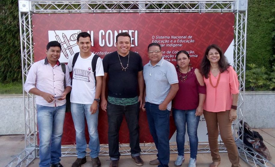 No final do mês de março, nove representantes indígenas do Estado do Paraná participaram da II Conferência Nacional de Educação Escolar Indígena (CONEEI), realizada em Brasília. As escolas estaduais indígenas do Paraná promoveram as conferências locais e, com a participação dos caciques, lideranças e comunidade indígena, elaboraram propostas que consideram importantes para a melhoria da educação escolar indígena.