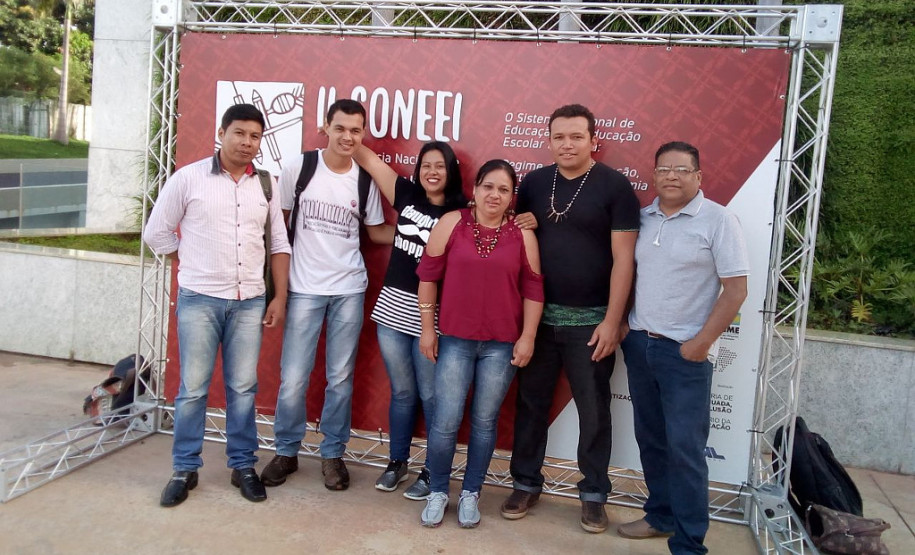 No final do mês de março, nove representantes indígenas do Estado do Paraná participaram da II Conferência Nacional de Educação Escolar Indígena (CONEEI), realizada em Brasília. As escolas estaduais indígenas do Paraná promoveram as conferências locais e, com a participação dos caciques, lideranças e comunidade indígena, elaboraram propostas que consideram importantes para a melhoria da educação escolar indígena.