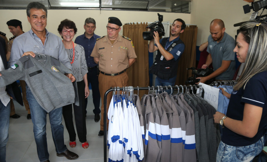O Colégio da Polícia Militar em Londrina, que abriga 362 alunos, foi inaugurado oficialmente pelo governador Beto Richa nesta quarta-feira (04), em solenidade com a presença de comandantes da corporação, alunos, pais e a comunidade. Na inauguração, Richa confirmou a implantação de mais três unidades, em Pato Branco, Cornélio Procópio e Cascavel. A autorização será assinada nesta quinta-feira (5).