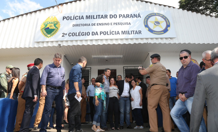 O Colégio da Polícia Militar em Londrina, que abriga 362 alunos, foi inaugurado oficialmente pelo governador Beto Richa nesta quarta-feira (04), em solenidade com a presença de comandantes da corporação, alunos, pais e a comunidade. Na inauguração, Richa confirmou a implantação de mais três unidades, em Pato Branco, Cornélio Procópio e Cascavel. A autorização será assinada nesta quinta-feira (5).