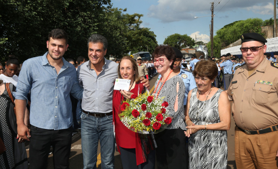 O Colégio da Polícia Militar em Londrina, que abriga 362 alunos, foi inaugurado oficialmente pelo governador Beto Richa nesta quarta-feira (04), em solenidade com a presença de comandantes da corporação, alunos, pais e a comunidade. Na inauguração, Richa confirmou a implantação de mais três unidades, em Pato Branco, Cornélio Procópio e Cascavel. A autorização será assinada nesta quinta-feira (5).