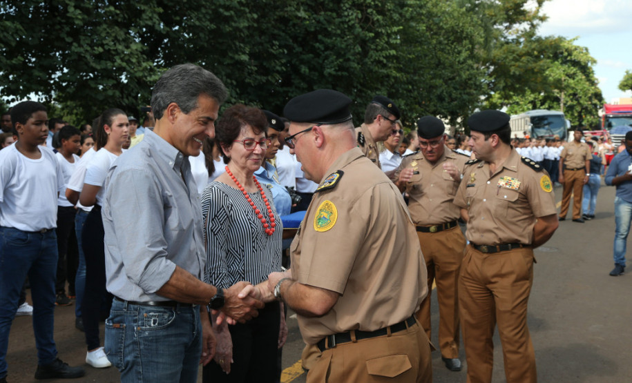 O Colégio da Polícia Militar em Londrina, que abriga 362 alunos, foi inaugurado oficialmente pelo governador Beto Richa nesta quarta-feira (04), em solenidade com a presença de comandantes da corporação, alunos, pais e a comunidade. Na inauguração, Richa confirmou a implantação de mais três unidades, em Pato Branco, Cornélio Procópio e Cascavel. A autorização será assinada nesta quinta-feira (5).
