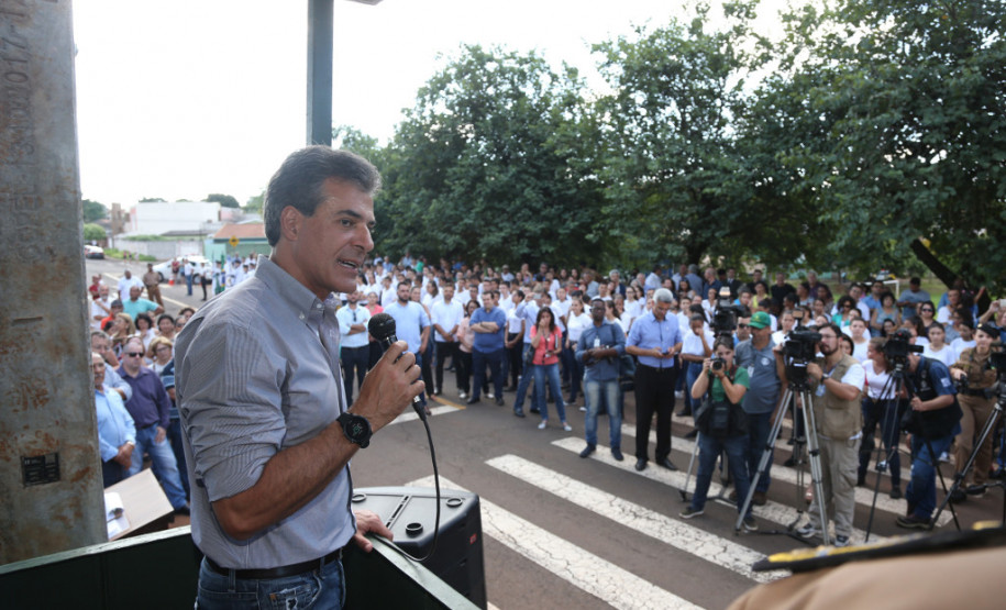 O Colégio da Polícia Militar em Londrina, que abriga 362 alunos, foi inaugurado oficialmente pelo governador Beto Richa nesta quarta-feira (04), em solenidade com a presença de comandantes da corporação, alunos, pais e a comunidade. Na inauguração, Richa confirmou a implantação de mais três unidades, em Pato Branco, Cornélio Procópio e Cascavel. A autorização será assinada nesta quinta-feira (5).
