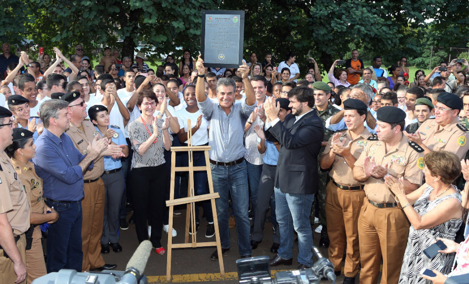 O Colégio da Polícia Militar em Londrina, que abriga 362 alunos, foi inaugurado oficialmente pelo governador Beto Richa nesta quarta-feira (04), em solenidade com a presença de comandantes da corporação, alunos, pais e a comunidade. Na inauguração, Richa confirmou a implantação de mais três unidades, em Pato Branco, Cornélio Procópio e Cascavel. A autorização será assinada nesta quinta-feira (5).