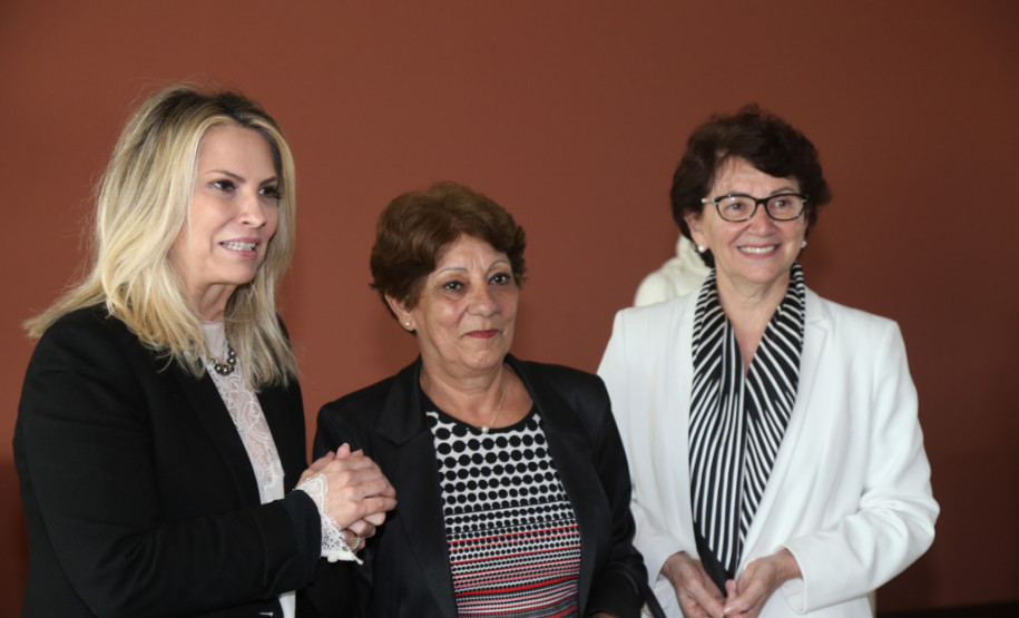 Chefe do NRE de Londrina é a nova secretária da Educação Lúcia Aparecida Cortez Martins, chefe do Núcleo Regional de Educação de Londrina é a nova secretária estadual da Educação. O anúncio foi feito na tarde desta terça-feira (10) pela governadora Cida Borghetti. <br />
<br />
Depois de comandar a pasta por dois anos e 11 meses, Ana Seres entrega o posto deixando como legado uma secretaria mais coesa e internamente bem estruturada.