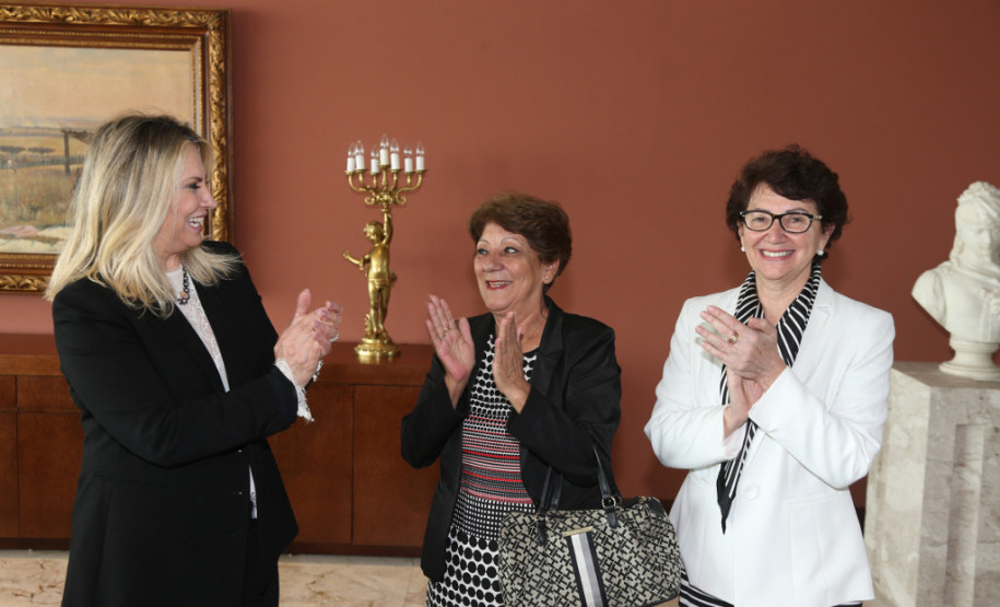 Chefe do NRE de Londrina é a nova secretária da Educação Lúcia Aparecida Cortez Martins, chefe do Núcleo Regional de Educação de Londrina é a nova secretária estadual da Educação. O anúncio foi feito na tarde desta terça-feira (10) pela governadora Cida Borghetti. <br />
<br />
Depois de comandar a pasta por dois anos e 11 meses, Ana Seres entrega o posto deixando como legado uma secretaria mais coesa e internamente bem estruturada.