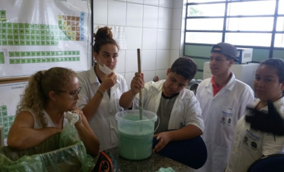 Agentes Educacionais I e II vão atuar como bolsistas em Curitiba, Londrina e Paranavaí. Inscrições devem ser feitas diretamente nos Núcleos Regionais de Educação até esta quarta (11).