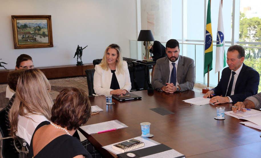 A governadora Cida Borghetti recebeu nesta quarta-feira (11), no Palácio Iguaçu, representantes dos profissionais da Educação e reafirmou a disposição do Governo do Estado para a construção conjunta de soluções para as demandas da rede pública de ensino e para o debate constante com as entidades representativas de classe. “É o momento de reforçar o diálogo, de discutir cada assunto com responsabilidade legal e transparência para a tomada de decisões”, disse.