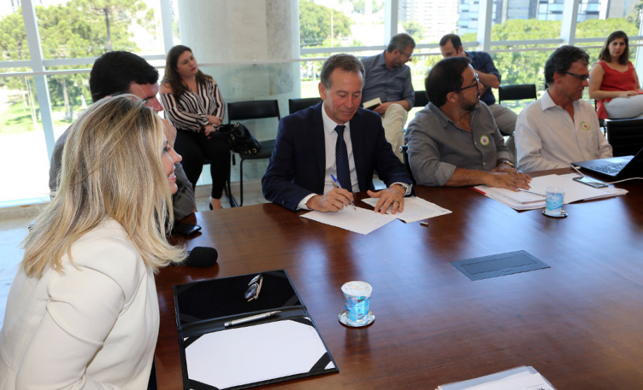 A governadora Cida Borghetti recebeu nesta quarta-feira (11), no Palácio Iguaçu, representantes dos profissionais da Educação e reafirmou a disposição do Governo do Estado para a construção conjunta de soluções para as demandas da rede pública de ensino e para o debate constante com as entidades representativas de classe. “É o momento de reforçar o diálogo, de discutir cada assunto com responsabilidade legal e transparência para a tomada de decisões”, disse.