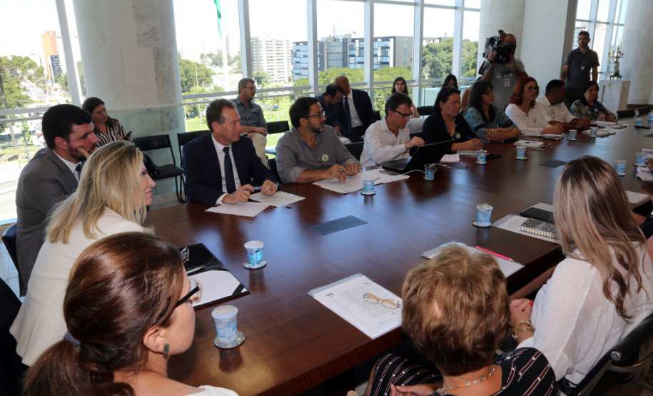 A governadora Cida Borghetti recebeu nesta quarta-feira (11), no Palácio Iguaçu, representantes dos profissionais da Educação e reafirmou a disposição do Governo do Estado para a construção conjunta de soluções para as demandas da rede pública de ensino e para o debate constante com as entidades representativas de classe. “É o momento de reforçar o diálogo, de discutir cada assunto com responsabilidade legal e transparência para a tomada de decisões”, disse.