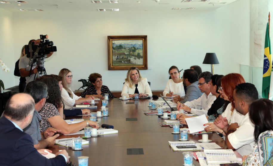 A governadora Cida Borghetti recebeu nesta quarta-feira (11), no Palácio Iguaçu, representantes dos profissionais da Educação e reafirmou a disposição do Governo do Estado para a construção conjunta de soluções para as demandas da rede pública de ensino e para o debate constante com as entidades representativas de classe. “É o momento de reforçar o diálogo, de discutir cada assunto com responsabilidade legal e transparência para a tomada de decisões”, disse.