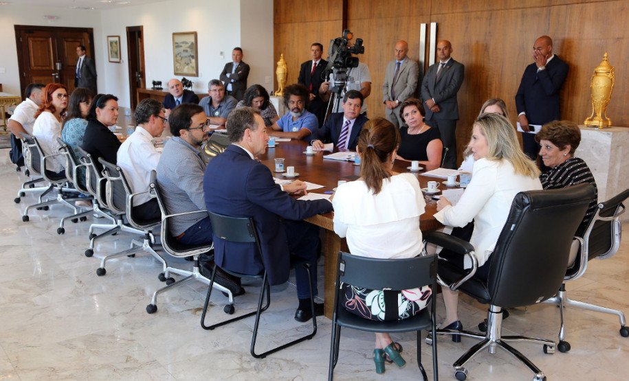 A governadora Cida Borghetti recebeu nesta quarta-feira (11), no Palácio Iguaçu, representantes dos profissionais da Educação e reafirmou a disposição do Governo do Estado para a construção conjunta de soluções para as demandas da rede pública de ensino e para o debate constante com as entidades representativas de classe. “É o momento de reforçar o diálogo, de discutir cada assunto com responsabilidade legal e transparência para a tomada de decisões”, disse.