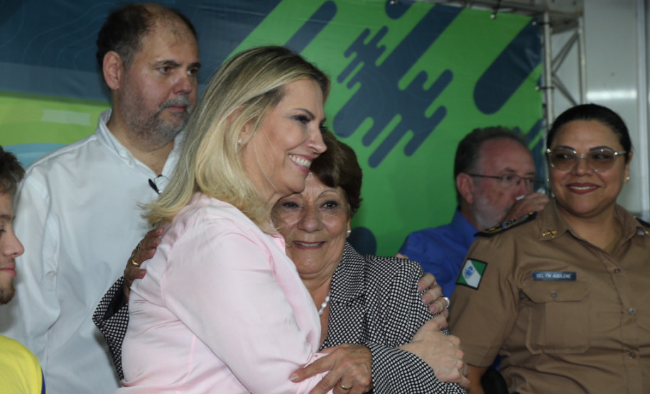 A elevação dos índices de avaliação do ensino público estadual é um dos objetivos do Governo do Paraná, afirmou a governadora Cida Borghetti, ao formalizar a posse da nova secretária da Educação, Lucia Aparecida Cortez Martins, nesta sexta-feira (13), em Londrina. “Melhorar a avaliação, ampliar o diálogo e valorizar os profissionais são nossos compromissos e Lucia reúne todas as condições para conduzi-los”, disse Cida.