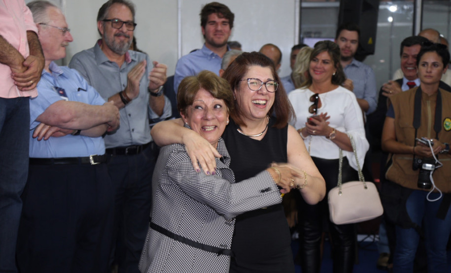 A elevação dos índices de avaliação do ensino público estadual é um dos objetivos do Governo do Paraná, afirmou a governadora Cida Borghetti, ao formalizar a posse da nova secretária da Educação, Lucia Aparecida Cortez Martins, nesta sexta-feira (13), em Londrina. “Melhorar a avaliação, ampliar o diálogo e valorizar os profissionais são nossos compromissos e Lucia reúne todas as condições para conduzi-los”, disse Cida.