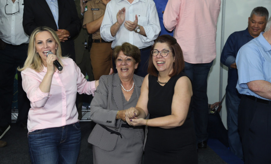 A elevação dos índices de avaliação do ensino público estadual é um dos objetivos do Governo do Paraná, afirmou a governadora Cida Borghetti, ao formalizar a posse da nova secretária da Educação, Lucia Aparecida Cortez Martins, nesta sexta-feira (13), em Londrina. “Melhorar a avaliação, ampliar o diálogo e valorizar os profissionais são nossos compromissos e Lucia reúne todas as condições para conduzi-los”, disse Cida.