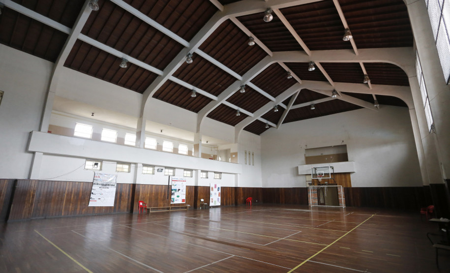 Começa o restauro do ginásio de esporte do Colégio Estadual Governadora Cida Borghetti, acompanhada da secretária de Estado da Educação, Lúcia Aparecida Cortez, assina ordem de serviço para obras de melhorias no ginásio de esportes do Colégio Estadual do Paraná