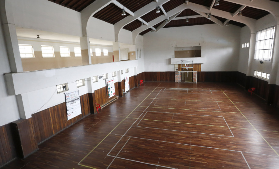 Começa o restauro do ginásio de esporte do Colégio Estadual Governadora Cida Borghetti, acompanhada da secretária de Estado da Educação, Lúcia Aparecida Cortez, assina ordem de serviço para obras de melhorias no ginásio de esportes do Colégio Estadual do Paraná