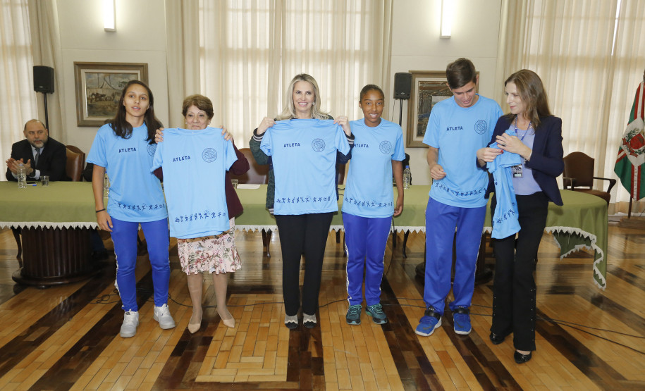 Começa o restauro do ginásio de esporte do Colégio Estadual Governadora Cida Borghetti, acompanhada da secretária de Estado da Educação, Lúcia Aparecida Cortez, assina ordem de serviço para obras de melhorias no ginásio de esportes do Colégio Estadual do Paraná