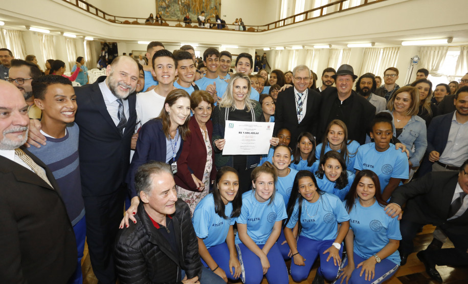 Começa o restauro do ginásio de esporte do Colégio Estadual Governadora Cida Borghetti, acompanhada da secretária de Estado da Educação, Lúcia Aparecida Cortez, assina ordem de serviço para obras de melhorias no ginásio de esportes do Colégio Estadual do Paraná