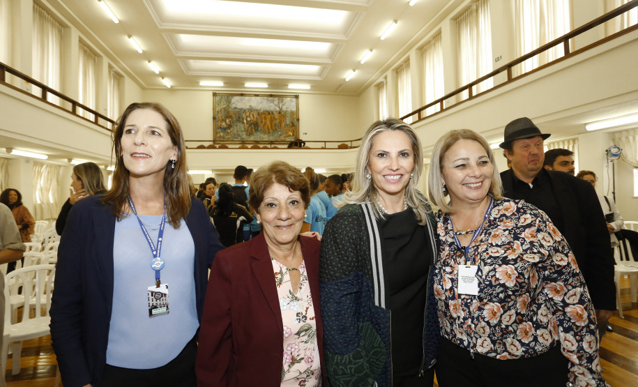 Começa o restauro do ginásio de esporte do Colégio Estadual Governadora Cida Borghetti, acompanhada da secretária de Estado da Educação, Lúcia Aparecida Cortez, assina ordem de serviço para obras de melhorias no ginásio de esportes do Colégio Estadual do Paraná