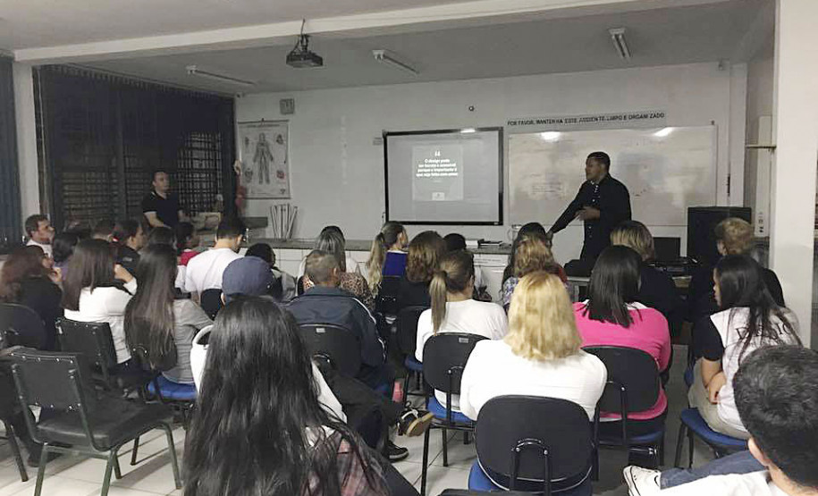 A região do Rio Paraná, conhecida como “Litoral Doce” do Estado, tem atraído muitos veranistas e com eles condomínios residenciais e lojas de decoração. A demanda por profissionais para atuarem na decoração destas novas casas e nas lojas que se instalaram atraídas pelo fluxo de turistas fez com que o Centro Educacional de Educação Profissional Dr Marins Alves de Camargo, de Paranavaí, passasse a oferecer um curso técnico em design de interiores.