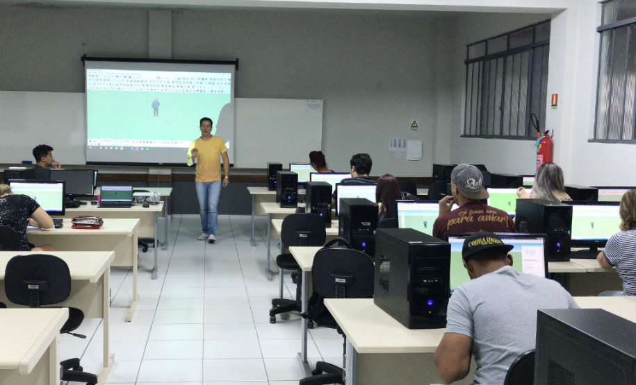 A região do Rio Paraná, conhecida como “Litoral Doce” do Estado, tem atraído muitos veranistas e com eles condomínios residenciais e lojas de decoração. A demanda por profissionais para atuarem na decoração destas novas casas e nas lojas que se instalaram atraídas pelo fluxo de turistas fez com que o Centro Educacional de Educação Profissional Dr Marins Alves de Camargo, de Paranavaí, passasse a oferecer um curso técnico em design de interiores.