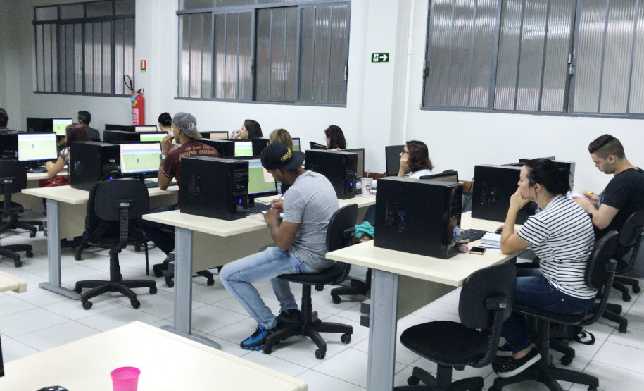 A região do Rio Paraná, conhecida como “Litoral Doce” do Estado, tem atraído muitos veranistas e com eles condomínios residenciais e lojas de decoração. A demanda por profissionais para atuarem na decoração destas novas casas e nas lojas que se instalaram atraídas pelo fluxo de turistas fez com que o Centro Educacional de Educação Profissional Dr Marins Alves de Camargo, de Paranavaí, passasse a oferecer um curso técnico em design de interiores.