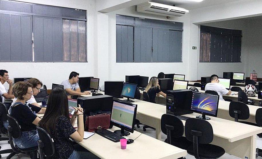 A região do Rio Paraná, conhecida como “Litoral Doce” do Estado, tem atraído muitos veranistas e com eles condomínios residenciais e lojas de decoração. A demanda por profissionais para atuarem na decoração destas novas casas e nas lojas que se instalaram atraídas pelo fluxo de turistas fez com que o Centro Educacional de Educação Profissional Dr Marins Alves de Camargo, de Paranavaí, passasse a oferecer um curso técnico em design de interiores.