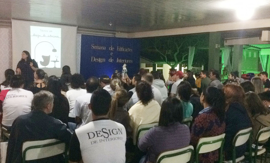 A região do Rio Paraná, conhecida como “Litoral Doce” do Estado, tem atraído muitos veranistas e com eles condomínios residenciais e lojas de decoração. A demanda por profissionais para atuarem na decoração destas novas casas e nas lojas que se instalaram atraídas pelo fluxo de turistas fez com que o Centro Educacional de Educação Profissional Dr Marins Alves de Camargo, de Paranavaí, passasse a oferecer um curso técnico em design de interiores.