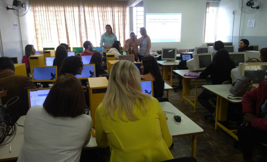 Profissionais trabalharam questões técnicas relacionadas ao uso do sistema, importância do combate ao abandono escolar e o papel da rede de proteção à criança e ao adolescente.