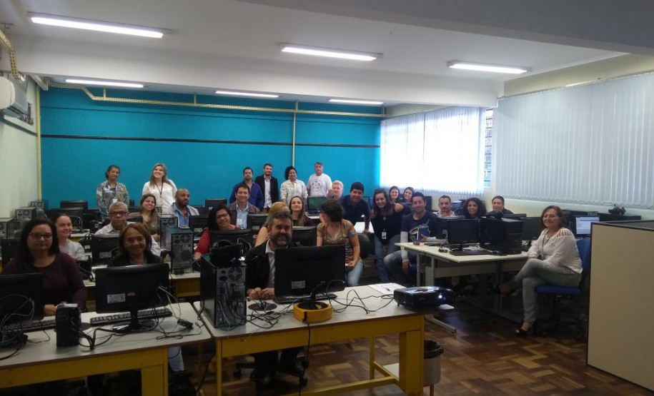 Profissionais trabalharam questões técnicas relacionadas ao uso do sistema, importância do combate ao abandono escolar e o papel da rede de proteção à criança e ao adolescente.