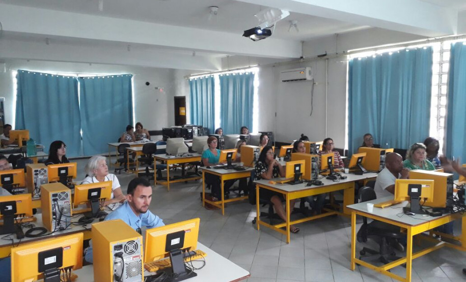 Profissionais trabalharam questões técnicas relacionadas ao uso do sistema, importância do combate ao abandono escolar e o papel da rede de proteção à criança e ao adolescente.