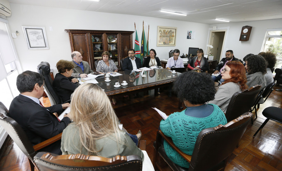Secretaria Estadual de Educação do Paraná; Reunião com a Secretária Lucia Cortez no gabinete com representantes da APP. 17-04-18. Foto: Hedeson Alves