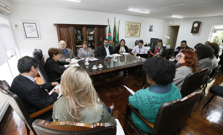 Secretaria Estadual de Educação do Paraná; Reunião com a Secretária Lucia Cortez no gabinete com representantes da APP. 17-04-18. Foto: Hedeson Alves