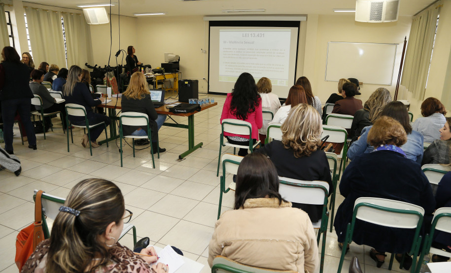 Secretaria Estadual de Educação do Paraná; Caminhos Pedagógicos em Foco no auditório do Colégio Estadual Pedro Macedo, palestras para os pedagogos dos núcleos de educação. 17-04-18. Foto: Hedeson Alves