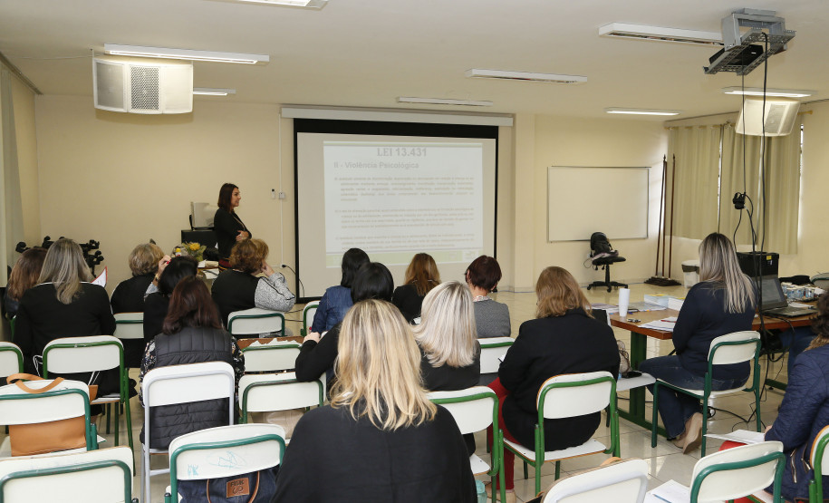 Secretaria Estadual de Educação do Paraná; Caminhos Pedagógicos em Foco no auditório do Colégio Estadual Pedro Macedo, palestras para os pedagogos dos núcleos de educação. 17-04-18. Foto: Hedeson Alves