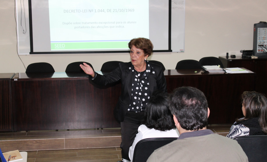 Técnicos pedagógicos dos 32 Núcleos Regionais de Educação (NREs), que atuam com o ensino profissional de todo o Paraná, estão reunidos em Curitiba para participar da reunião técnica realizada pelo Departamento de Educação e Trabalho da Secretaria de Estado da Educação. O evento contou com a presença da secretária Lucia Cortez.