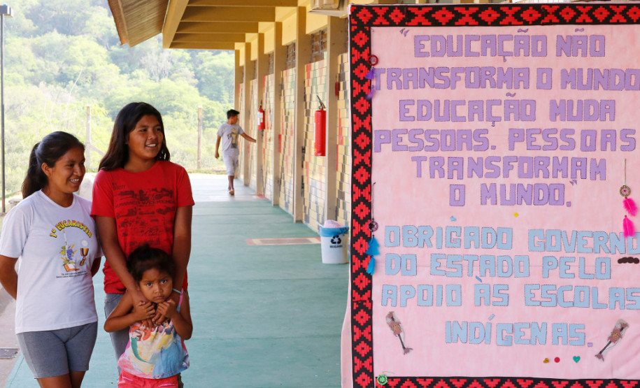 A Secretaria de Estado da Educação, por meio da Coordenação de Educação do Campo, Indígena e Cigana regulamentará a oferta da Língua Indígena nas comunidades que não possuem escola regular. Os alunos terão suas matrículas e históricos escolares registrados em uma escola base indígena próxima a comunidade em que vivem.