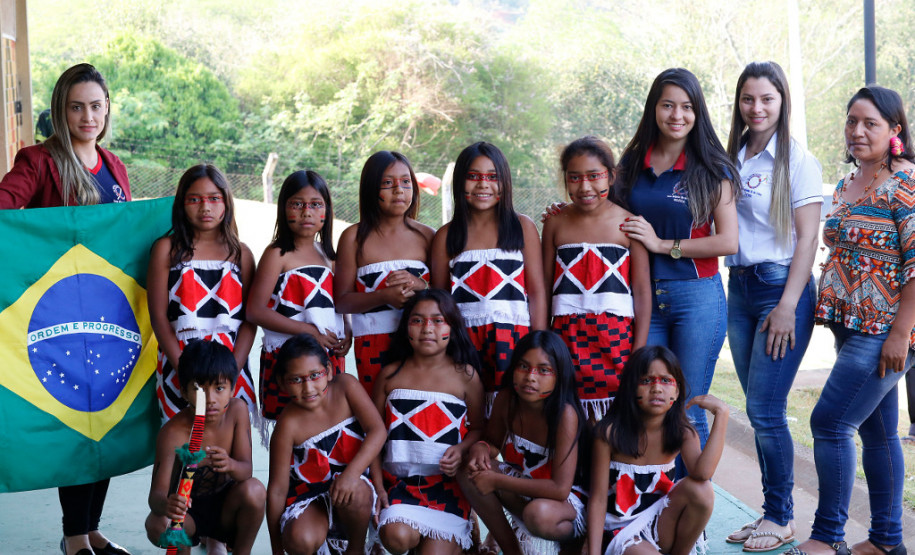 A Secretaria de Estado da Educação, por meio da Coordenação de Educação do Campo, Indígena e Cigana regulamentará a oferta da Língua Indígena nas comunidades que não possuem escola regular. Os alunos terão suas matrículas e históricos escolares registrados em uma escola base indígena próxima a comunidade em que vivem.