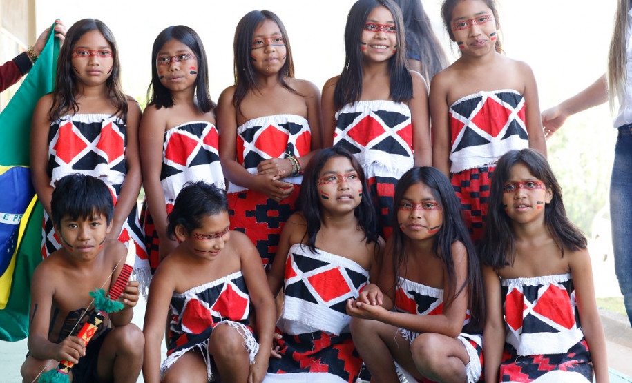 A Secretaria de Estado da Educação, por meio da Coordenação de Educação do Campo, Indígena e Cigana regulamentará a oferta da Língua Indígena nas comunidades que não possuem escola regular. Os alunos terão suas matrículas e históricos escolares registrados em uma escola base indígena próxima a comunidade em que vivem.