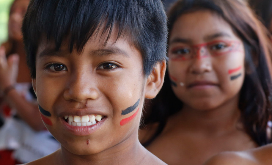 A Secretaria de Estado da Educação, por meio da Coordenação de Educação do Campo, Indígena e Cigana regulamentará a oferta da Língua Indígena nas comunidades que não possuem escola regular. Os alunos terão suas matrículas e históricos escolares registrados em uma escola base indígena próxima a comunidade em que vivem.
