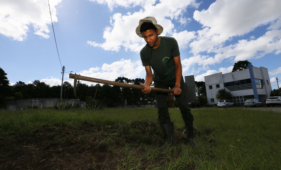 Secretaria Estadual de Educação do Paraná; CEEP Newton Freire Maia, curso de Meio Ambiente com o projeto de revetalização de áreas verdes do colégio, na foto o aluno Giliade Thalor Feitosa Silva Lima. 17-04-18. Foto: Hedeson Alves