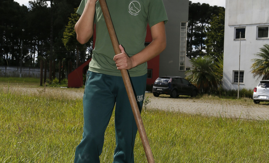 Secretaria Estadual de Educação do Paraná; CEEP Newton Freire Maia, curso de Meio Ambiente com o projeto de revetalização de áreas verdes do colégio, na foto o aluno Lucas Felipe Batista da Costa. 17-04-18. Foto: Hedeson Alves