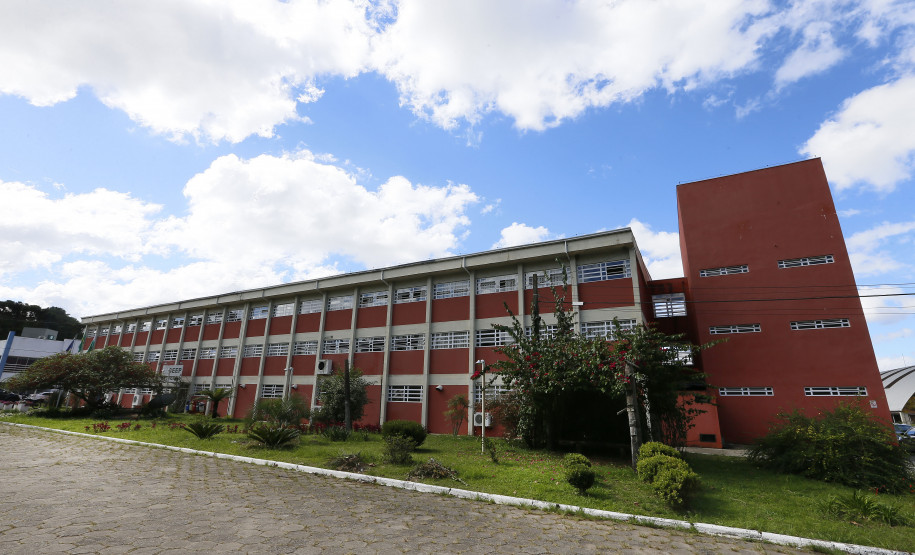 Secretaria Estadual de Educação do Paraná; CEEP Newton Freire Maia, curso de Meio Ambiente com o projeto de revetalização de áreas verdes do colégio. 17-04-18. Foto: Hedeson Alves