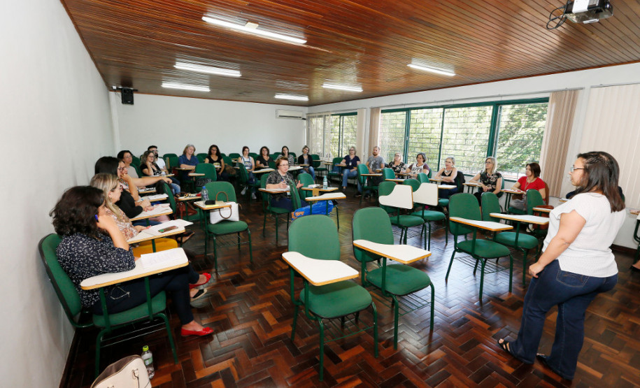 A Secretaria da Educação do Paraná (SEED) está realizando esta semana a primeira etapa do curso O Ensino de Português como Língua Estrangeira