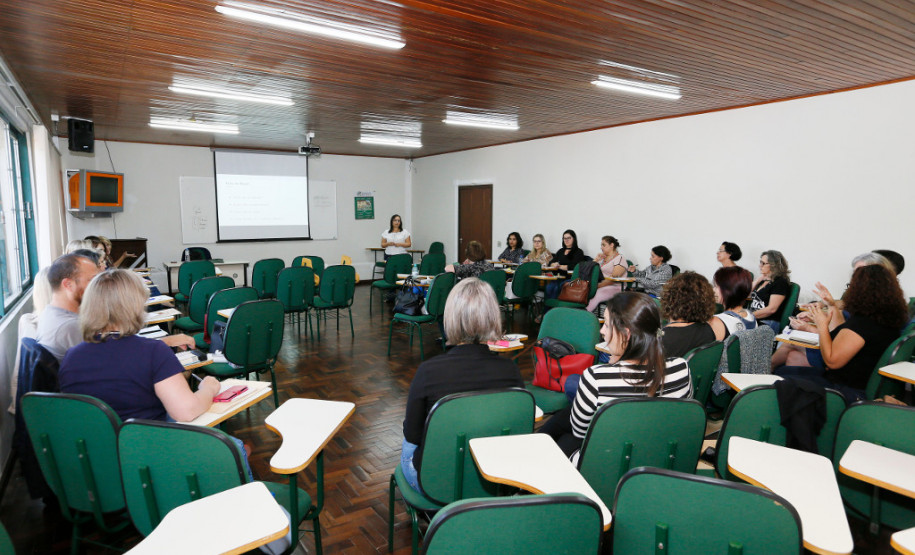 A Secretaria da Educação do Paraná (SEED) está realizando esta semana a primeira etapa do curso O Ensino de Português como Língua Estrangeira
