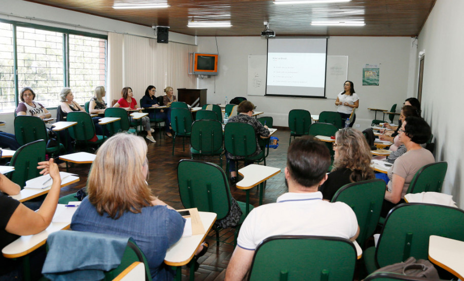 A Secretaria da Educação do Paraná (SEED) está realizando esta semana a primeira etapa do curso O Ensino de Português como Língua Estrangeira