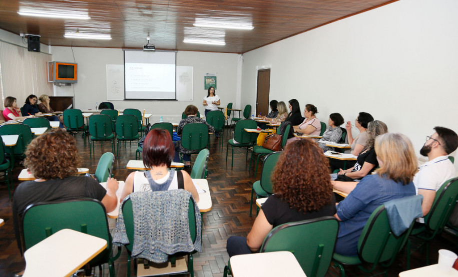 A Secretaria da Educação do Paraná (SEED) está realizando esta semana a primeira etapa do curso O Ensino de Português como Língua Estrangeira